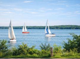 Luxury Lakeview Stay with Jacuzzi in Downtown Barrie, hotel en Barrie