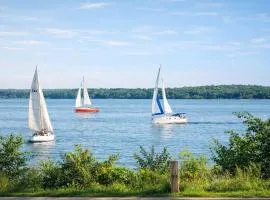 Luxury Lakeview Stay with Jacuzzi in Downtown Barrie