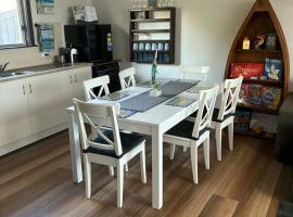 Blue Shores two bedroom apartment in Kingscote, hotel din Kingscote