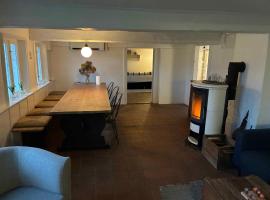 Peace And Nature In A Historic Holiday Home, hotel en Højer