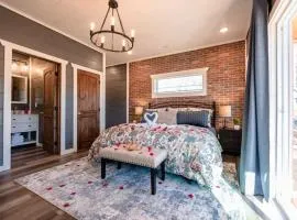 Romantic Cabin Retreat By Ghosal Luxury Lodging