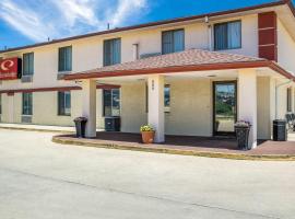 Econo Lodge Lansing - Leavenworth, Hotel in Lansing