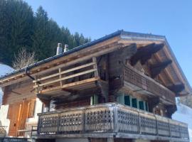 Boutique Chalet Panoramic Views Hot Tub, Hotel in Vers L'Eglise