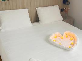 Brit Hotel Essentiel REIMS Taissy، فندق في رانس