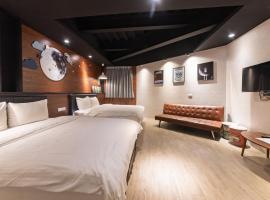 Steel and screws 附專屬停車場, hotel a Luodong