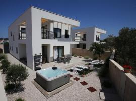 Elegant Villa Punta Sol with hot tube, walk to sea and center, hotell i Jezera