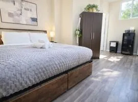 Comfortable Guest Studio by Cedars-Sinai, Beverly Center and Beverly Hills