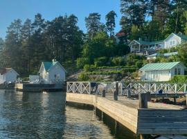Waterfront House With Views Of Kastellet In Vaxholm, hotel en Vaxholm