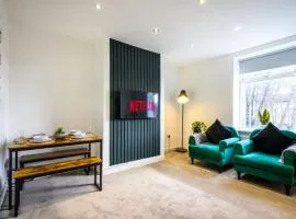 Homely 2 Bed Close to Leeds City Center by 53 Degrees Property, Sleeps 3