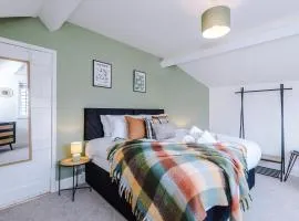 Rossett 2BR Classic Retreat 4-Bedroom Comfort with Parking