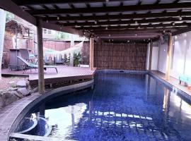 Tropical Spanish Style Cabana - New Listing!, hotel i Sydney