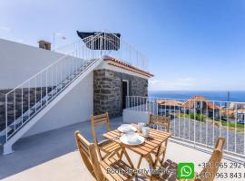 Social Lodge Galinho House - Sea View - Calheta, hotell sihtkohas Estreito da Calheta