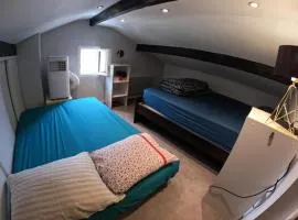 Chambre 4 personnes 2 lits proche métro 5 - salle de bain, toilettes et cuisine sont commune