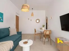 Sun-Splashed Top-Floor APT with Seaview and Jacuzzi!