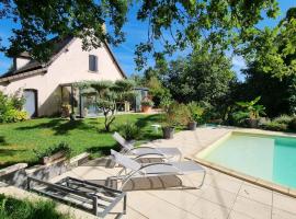Maison avec piscine et grand jardin proche Souillac, Hotel in Lanzac