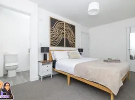 Elizabeth by Alt-Stay - 2 Bed En-Suite House - Parking, WiFi & King Bed - Contractors & Relocations - Weekly & Monthly Rates