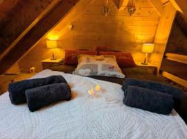 Chalet romantique avec piscine, Hotel in Monthion