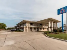 Motel 6-San Antonio, TX - South WW White Rd