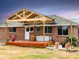Hobart Family Retreat with Spa and Backyard Near Airport, khách sạn ở Sorell
