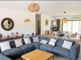 Luxury Villa in Assinie, between Lagoon and Sea, Hotel in Assinie