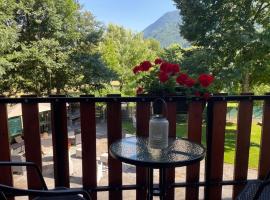 Pyrenees Panorama - Garonne River Apartment with Balcony, hotel a Saint-Béat