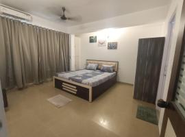 1 bhk apartment ruby residency, khách sạn ở Canacona