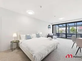 MetaWiseBnB Cronulla Beach Walk to Train & Shops 4