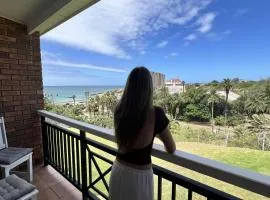 Ocean Daze Brookes Hill Suites - Beachfront Flat