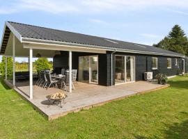 Spacious Holiday Home On Bogø, hotel i Bogø By