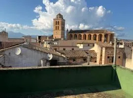 amplia casa de dos pisos con terraza, centro de Muro