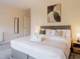 Spacious 3 Bed in Letchworth by ARP HOMES, Ideal for contractors and Long Term Stays