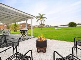 Spacious Waterfront Cottage on Crookhaven River, Hotel in Greenwell Point