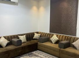 شقة فاخرة ثلاث غرف نوم مع ثلاث دورات مياه مع صالة, hotel v destinaci Al Rass