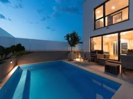 Villa Ampla with heated wellness pool near Poreč