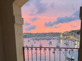 Front Row Malta - Enjoy Valletta Sunsets from this Seafront Home with 3 Bedrooms Overlooking Grand Harbour