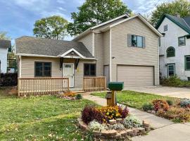 Urban Comfort Home near Cedar Lake, khách sạn ở Minneapolis