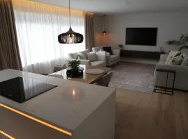 1st Floor Luxury 2-Bed Apt Sleeps 6