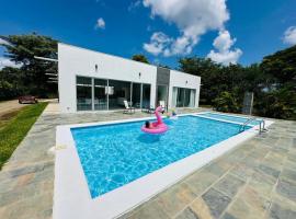 Villa Clarita - Your Retreat Spot with Two Private Pools, hotel di Santa Cruz
