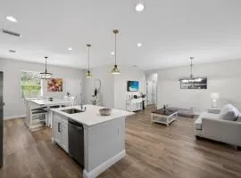 Beautiful 4R 2B Oasis- Beaches Nearby