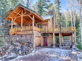 Hot Tub and Mtn Views Woodsy Cabin in Greer, hotel v destinaci Greer