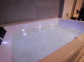 Vinatea Suites con jacuzzi privado en el centro de Morella, hotel u gradu Morelja