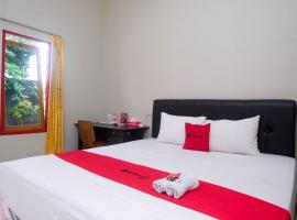 RedDoorz near Kampus UMP Purwokerto, hótel í Purwokerto