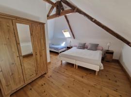 Le Fenil gîte avec piscine partagée, hotel a Saint-Thual