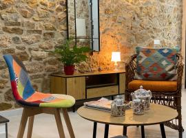 Los tres castells, Hotel in La Senia