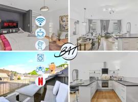 BAT Home Solutions Saarburg Altstadt - alles was ein Hotel nicht bietet - direkt am berühmten Wasserfall - 151 qm Stadthaus von 1732 für 12 Personen - Dachterrasse mit Grill & Weinbergblick - Garage & Weinkeller, хотел в Сарбург