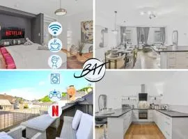 BAT Home Solutions Saarburg Altstadt - alles was ein Hotel nicht bietet - direkt am berühmten Wasserfall - 151 qm Stadthaus von 1732 für 12 Personen - Dachterrasse mit Grill & Weinbergblick - Garage & Weinkeller