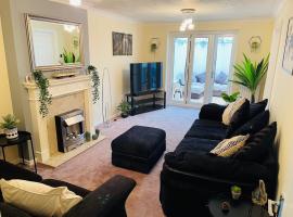 Cozy Derby 4 Bed House with Hot Tub & Games Room، فندق في ديربي