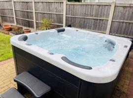 Cozy Derby 4 Bed sleeps 7 Hot Tub & Games Room, Hotel in Derby