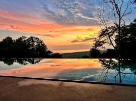 Casa Colibrí Ocean and Jungle Villa, Infinity Pool, hotelli kohteessa Savegre