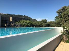 Gîtes d'exception 4 étoiles "Lodge & Villa" au pied du Pic St Loup, Hotel in Cazevieille